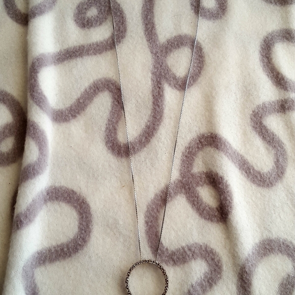Sterling silver diamond circle pendant necklace - Picture 5 of 6